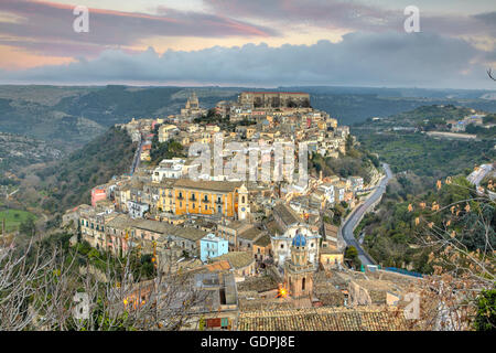 Stadtbild von Ragusa Ibla bei Dämmerung, Sizilien, Italien Stockfoto