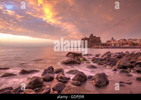 Die Norman Schloss von Aci Castello, Sizilien, Italien Stockfoto