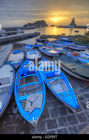 Der kleine Hafen von Aci Trezza, Sizilien, Italien Stockfoto