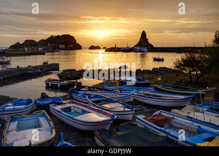 Der kleine Hafen von Aci Trezza, Sizilien, Italien Stockfoto