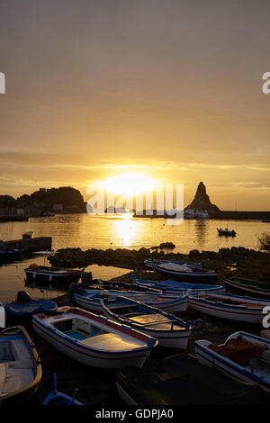Der kleine Hafen von Aci Trezza, Sizilien, Italien Stockfoto