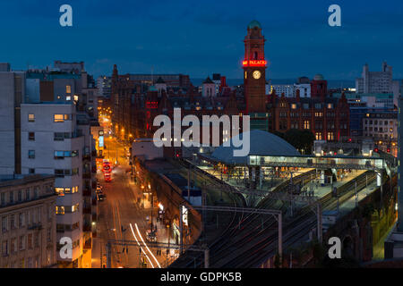 Skyline von Manchester mit Straßen- und Züge in der Nähe von Oxford Road Station von Whitworth Street West im Zentrum Stadt in der Nacht. Stockfoto