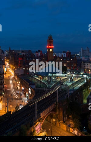 Skyline von Manchester mit Straßen- und Züge in der Nähe von Oxford Road Station von Whitworth Street West im Zentrum Stadt in der Nacht. Stockfoto