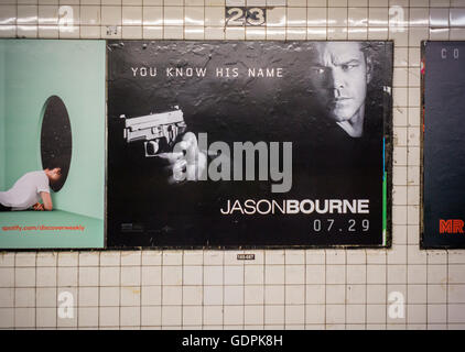 Werbung für den Sommer Blockbuster "Jason Bourne" mit Matt Damon in der New Yorker u-Bahn auf Freitag, 15. Juli 2016 getroffen. 'Girls' Schöpfer Lena Dunham hat ausgesprochen Verunstaltung der Plakate für den Film durch das Ausschneiden der Waffe.  (© Richard B. Levine) Stockfoto