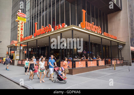 Der Times Square Zweig der Junior Restaurant am Freitag, 15. Juli 2016. Das Original befindet sich in der Innenstadt von Brooklyn und ist beliebt für seine berühmten Käsekuchen. Junior wird berichtet, einen zweiten Raum auf dem Times Square in der jetzt geschlossenen Ruby Foo Standort eröffnet. Das neue Restaurant wird Platz für 300 Personen. (© Richard B. Levine) Stockfoto