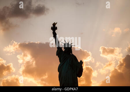 Die Freiheitsstatue steht auf Liberty Island im New Yorker Hafen Donnerstag, 30. Juni 2016. (© Richard B. Levine) Stockfoto