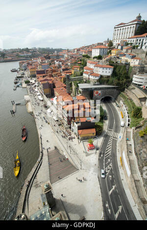 die alte Stadt am Fluss Douro in Ribeira in der Innenstadt von Porto in Porugal in Europa. Stockfoto