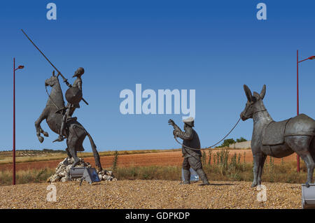 Metall-Statue von Don Quijote auf seinem Pferd, Campo de Criptana, Ciudad Real, Kastilien-La Mancha, Spanien Stockfoto