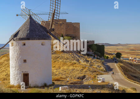 Windmühle und Schloss in Consuegra, Kastilien-La Mancha, Spanien. Stockfoto