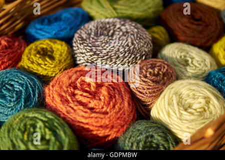 naturally dyed English sheep's wool. Plant dyed for earthy colour Stockfoto