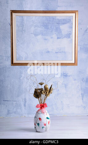 Vintage Bilderrahmen und Blumen auf blauem strukturierten Hintergrund. Platz für Ihren text Stockfoto