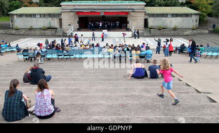 Szenen und Darsteller junge Mädchen spielen aus dem Edinburgh Festival Fringe Jungfrau gesponsert Straßenfest Edinburgh, UK Stockfoto