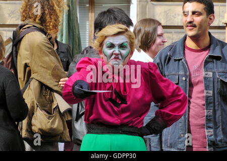 Szenen und Darsteller aus dem Edinburgh Festival Fringe Jungfrau gesponsert Straßenfest Edinburgh, Scotland, UK Stockfoto