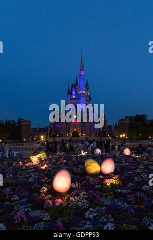 Cinderellas Schloss mit Osterdekoration beleuchtet in der Nacht im Tokyo Disney Resort in Japan Stockfoto