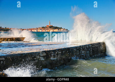 Große Wellen in der Stadt Rovinj in Kroatien Stockfoto