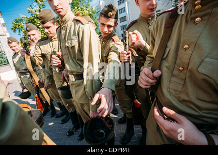 Die Gruppe von Jungs, Kadett der Kadettenschule Gomel Zustand im russischen sowjetischen Soldaten Uniform mit Waffe des 2. Weltkrieges Zeit. Vorbereitung Stockfoto