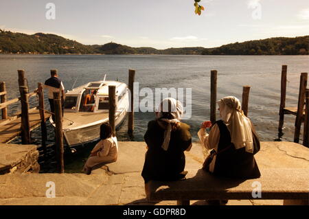 Die Insel Isola San Giulio Im Ortasee Vor der Altstadt des Traditionellen Fischerdorf Orta bin Ortasee im Norden des Piemont im Stockfoto