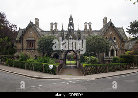 Haupteingang zum Holly Dorf in Highgate London, gebaut im Jahre 1865 vom viktorianischen Philanthrop Baroness Burdett-Coutts. Stockfoto