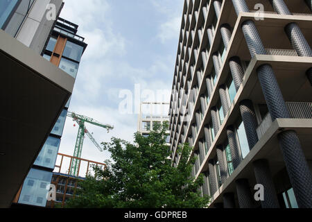 Büroflächen und Neubau von Wohnungen neben Kings Cross u-Bahnstation bei einem Pancras Square in London Stockfoto