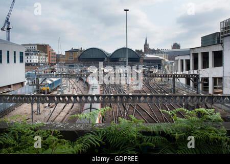 Blick von waren Weg Brücke zu den Bahnsteigen 1-11 am Kings Cross Mainline Station in London, England mit St Pancras sichtbar. Stockfoto