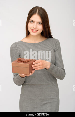 Junge Frau Porträt Holding Geschenk Stockfoto