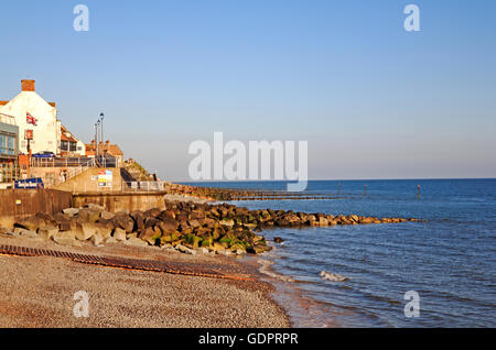 Ein Blick auf den Strand und Meer Wände bei Hochwasser am östlichen Ende von Sheringham, Norfolk, England, Vereinigtes Königreich. Stockfoto