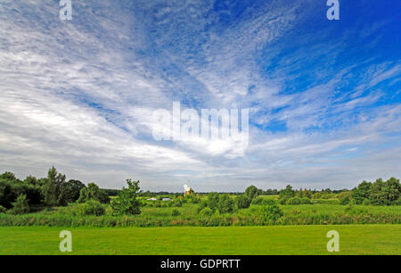 Ein Blick über Röhricht zum Fluss Ant und Turf Moor Mühle auf den Norfolk Broads an wie Hill, Ludham, Norfolk, England, UK. Stockfoto