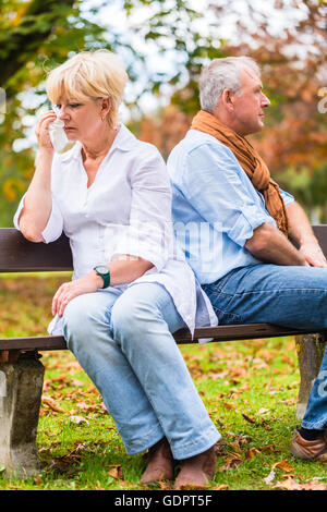 Ältere Mann und Frau, die Argument mit ehelichen kämpfen, frustriert über den Konflikt Stockfoto