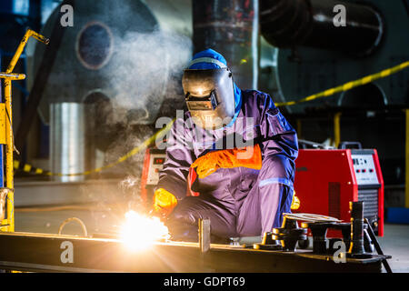 Schweißer arbeiten in einer industriellen Umgebung Stahl Fertigungsanlagen Stockfoto