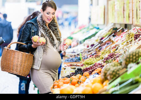 Schwangere Frau einkaufen Lebensmittel auf Bauernmarkt Stockfoto