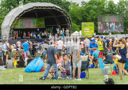 Blick über eine Menge von Menschen auf der Bühne bei The Barrio Fiesta 2016 in London. Stockfoto