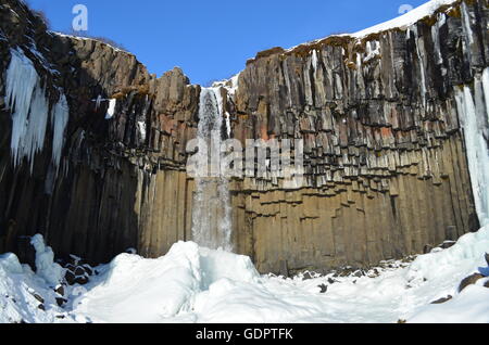 Wasserfall Svartifoss (Black Falls) in Skaftafell Nationalpark in Island im Winter Stockfoto