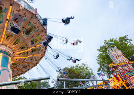 Fliegende Stühle und Helter Skelter. Traditionelle Fahrgeschäfte an Goose Fair, Nottingham, England, Großbritannien Stockfoto