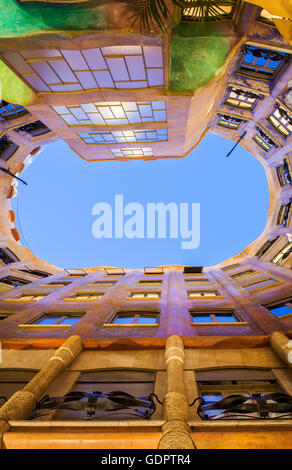 Blick auf Innenhof, La Pedrera und Casa Mila, Barcelona, Katalonien, Spanien Stockfoto