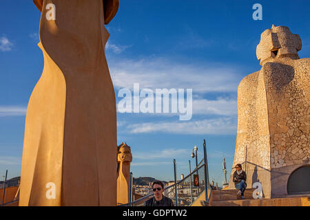 Touristen, auf der Dachterrasse Schornsteine in La Pedrera und Casa Mila, Barcelona, Katalonien, Spanien Stockfoto