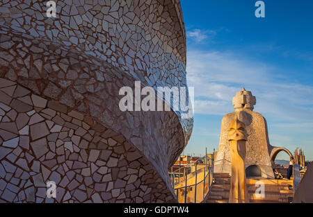 Touristen, auf der Dachterrasse Schornsteine in La Pedrera und Casa Mila, Barcelona, Katalonien, Spanien Stockfoto