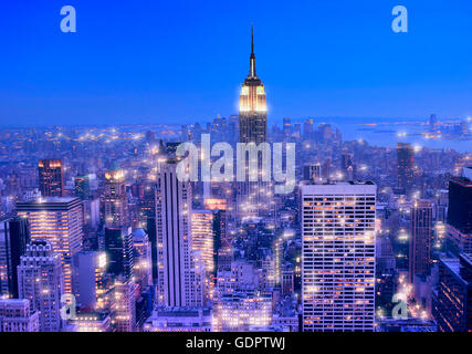 Skyline von Manhattan in der Nacht in New York city Stockfoto