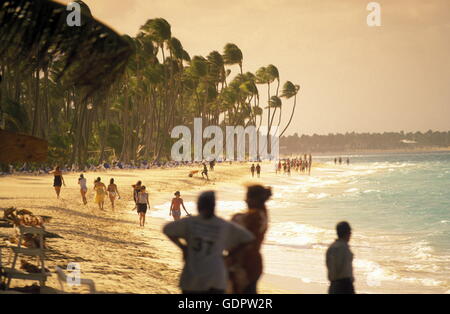 ein Strand in der Ortschaft Las Terrenas an Samanaon in der Dominikanischen Republik in der Karibik, in Lateinamerika. Stockfoto