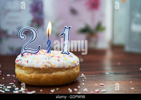 Einzigen Geburtstag Donut und Kerze Stockfoto