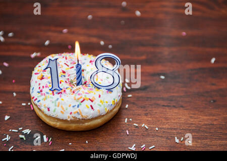 Einzigen Geburtstag Donut und Kerze Stockfoto