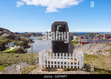 Statue des missionarischen Gustav Olsen 1878-1950 an einem Aussichtspunkt mit Blick zur Westküste in Stadt Sisimiut Qeqqata Westen Grönlands Stockfoto