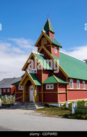 Roten Holzkirche errichtet im norwegischen Stil 1909 in Westküste Inuit-Siedlung-Stadt. Paamiut (Frederikshåb) Sermersooq Grönland Stockfoto