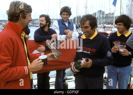 AJAX-NEWS-FOTOS. AUGUST 1979. PLYMOUTH, ENGLAND. -FASTNET 79 - ADMIRAL CUP - GEWINNER - AUSTRALISCHE TEAMMITGLIEDER FEIERN IHREN SIEG WÄHREND EINER SPONTANEN CHAMPAGNER-PARTY NACH PUNKTE SCORE WURDE IN PLYMOUTH FOTO: JONATHAN EASTLAND/AJAX ANGEKÜNDIGT.  REF: 215014/81 Stockfoto