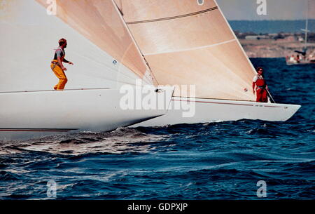 AJAXNETPHOTO. OKTOBER 1986. FREMANTLE, WESTERN AUSTRALIA - AMERICA'S CUP - WHITE CRUSADER K-24 UND AMERICA II - LOUIS VUITTON ELIMINATIONEN. FOTO: AJAX NEWS & FEATURE SERVICE REF:AMCUP86 81403 9 3 Stockfoto