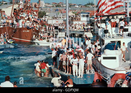 AJAXNETPHOTO. FEBRUAR 1987.  -FREMANTLE, WESTERN AUSTRALIA - AMERICAS CUP - SIEGER STERNE & STREIFEN BETRITT HAFEN VON FREMANTLE. FOTO: AJAX NEWS & FEATURE SERVICE-REF: AMCUP86 81403 1 2 Stockfoto