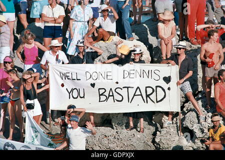 AJAXNETPHOTO. FEBRUAR 1987. FREMANTLE, WESTERN AUSTRALIA - AMERICAS CUP - PUBLIKUM BEGRÜßT SIEGER IM HAFEN VON FREMANTLE. FOTO: AJAX NEWS & FEATURE SERVICE-REF: AMCUP86 81403 1 3 Stockfoto