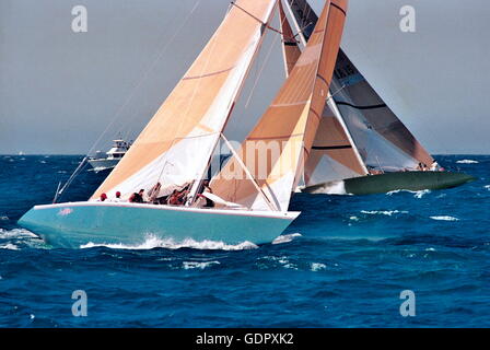 AJAXNETPHOTO. FEBRUAR 1987. FREMANTLE, WESTERN AUSTRALIA - AMERICAS CUP - AUSTRALISCHEN VERTEIDIGER KOOKABURRA III TRAILS STERNE & STREIFEN. FOTO: AJAX NEWS & FEATURE SERVICE-REF: AMCUP86 81403 2 4 Stockfoto