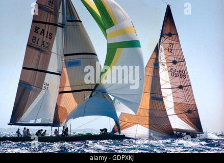 AJAXNETPHOTO. 2. FEBRUAR 1987. FREMANTLE, WESTERN AUSTRALIA. -AMERIKAS CUP - FINALE - AUSTRALISCHEN VERTEIDIGER KOOKABURRA III TRAILS STERNE & STREIFEN-USA. FOTO: AJAX NEWS & FEATURE SERVICE-REF: AMCUP86 81403 18 2 Stockfoto