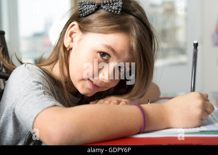 Teenager-Mädchen Hausaufgaben für die Schule. Stockfoto