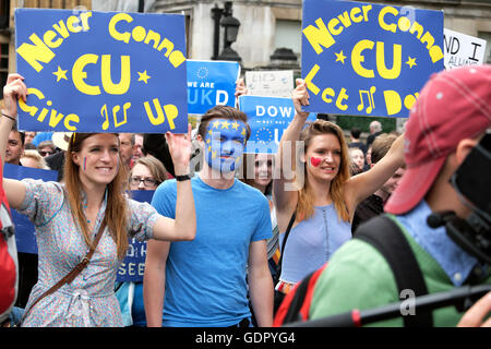 'March für Europa" bleiben die Demonstranten marschieren mit Plakat "Never Gonna EU Aufgeben" auf der Straße London, Großbritannien, 23. Juni 2016 KATHY DEWITT Stockfoto